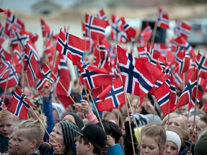 Flagg og sang møtte Kongen da han kom til Gjesdal ungdomskole. Foto: Carina Johansen / NTB Scanpix